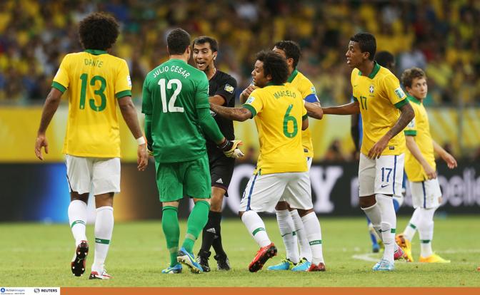 Le proteste del Brasile dopo il 2-3: Julio Cesar in prima fila. L'arbitro aveva fischiato un rigore prima del tocco vincente di Chiellini, poi ha cambiato idea. Action Images